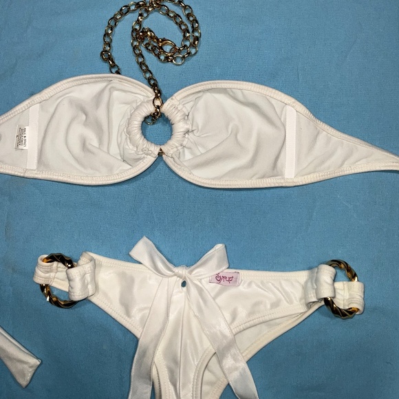 WHITE LUSTER RUCHED BIKINI WITH REAR BOW AND GOLD CHAIN DETAILS BY SYRUP - Picture 3 of 15